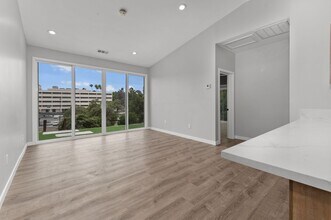 5350 W Falls View Dr in San Diego, CA - Building Photo - Building Photo