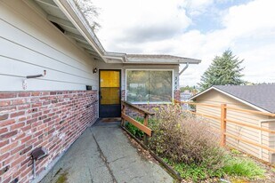 345 NE 62nd Ave in Portland, OR - Building Photo