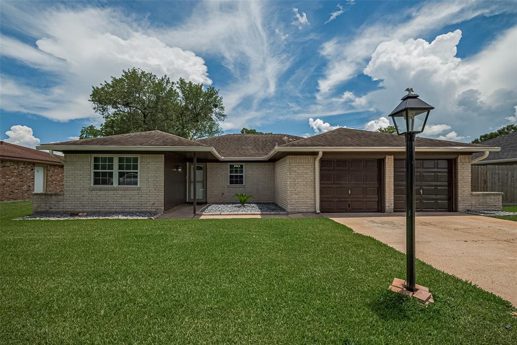 9711 Mackworth Dr in Stafford, TX - Building Photo