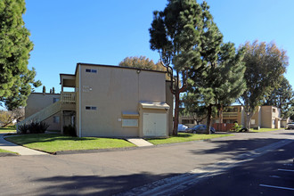 Magnolia Manor Apartments in Carlsbad, CA - Foto de edificio - Building Photo