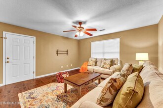 4817 Poplar Crest Way in Knoxville, TN - Foto de edificio - Building Photo