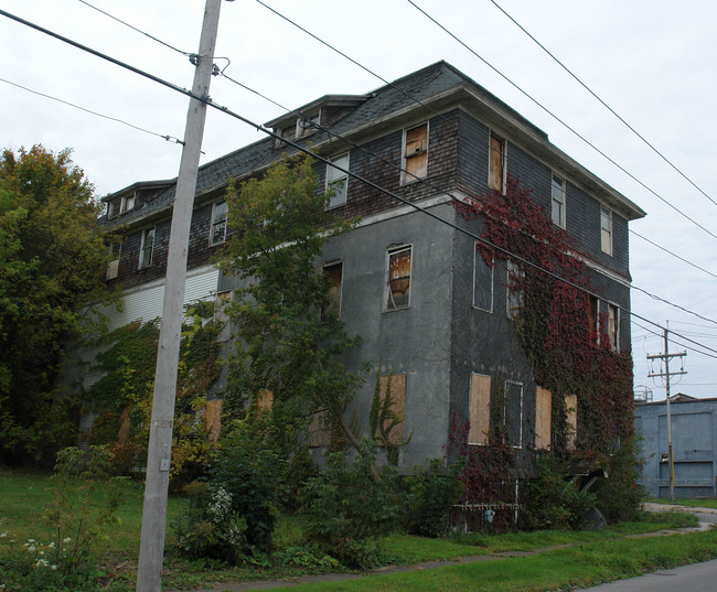 101 Mathews Ave in Utica, NY - Building Photo - Building Photo