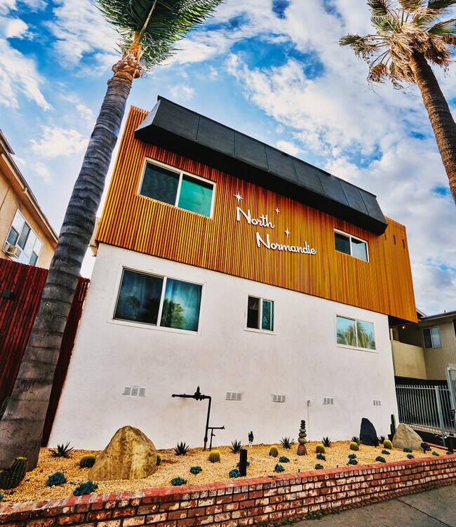 111 N Normandie Ave in Los Angeles, CA - Foto de edificio - Building Photo