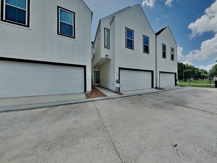 9902 Clark Rd in Houston, TX - Building Photo