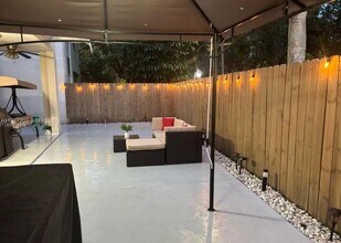 15022 SW 143rd Ter in Miami, FL - Foto de edificio - Building Photo