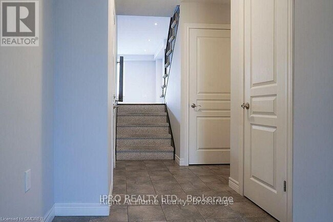 10 Bloom Cres in Hamilton, ON - Building Photo - Building Photo