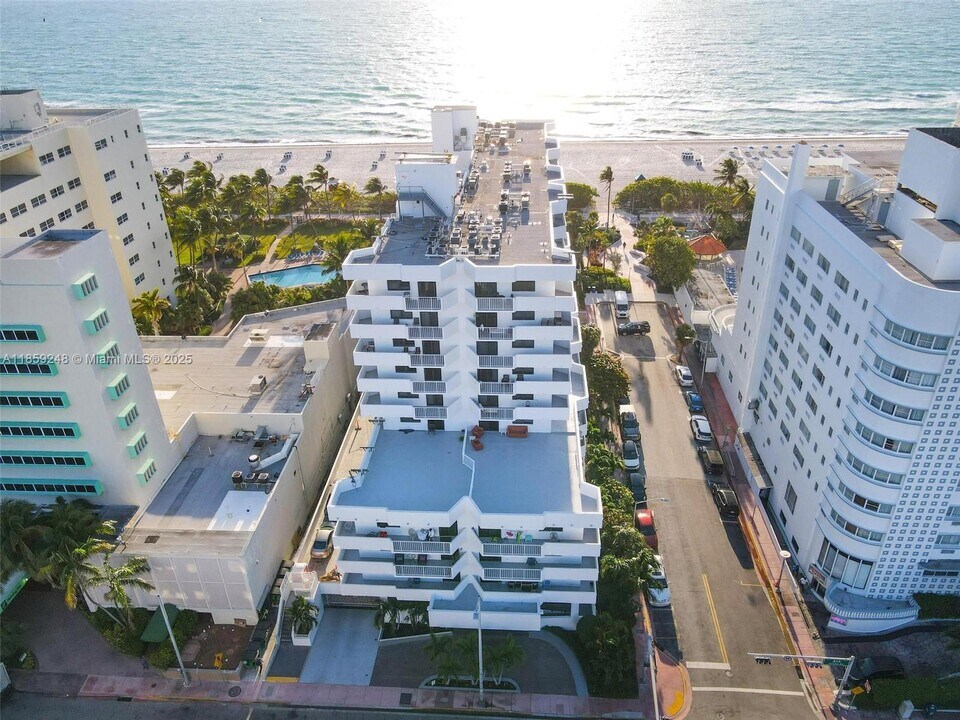 4301 Collins Ave in Miami, FL - Building Photo