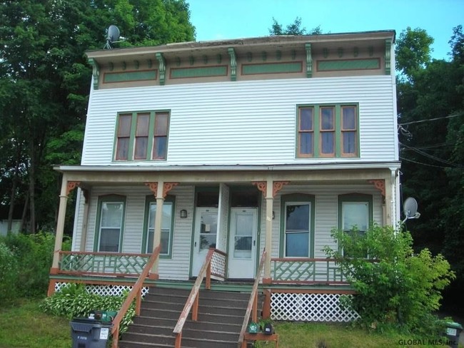 26-28 Willow St in Hoosick Falls, NY - Building Photo - Building Photo