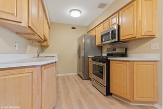 1515 N Windsor Dr in Arlington Heights, IL - Building Photo - Building Photo