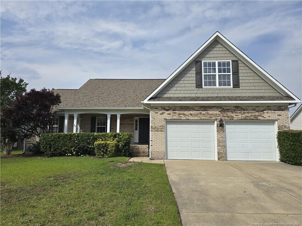 1019 Canter Ln in Hope Mills, NC - Building Photo
