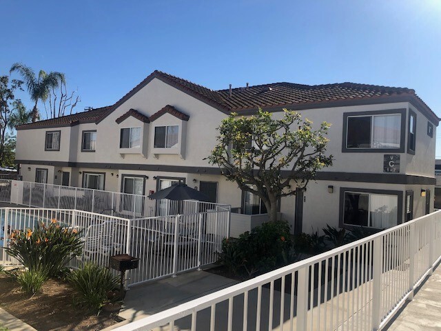 Villa Nova Townhomes in Costa Mesa, CA - Foto de edificio - Building Photo