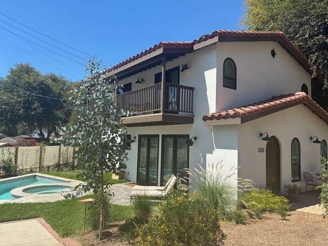 property at 1221 S Chavez St