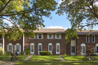 Georgian Court Townhomes in Burlington, ON - Building Photo - Building Photo