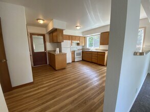 167 E Castle Rd in Waldport, OR - Foto de edificio - Building Photo