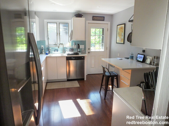 70 Gardner Rd, Unit 1 in Brookline, MA - Foto de edificio - Building Photo