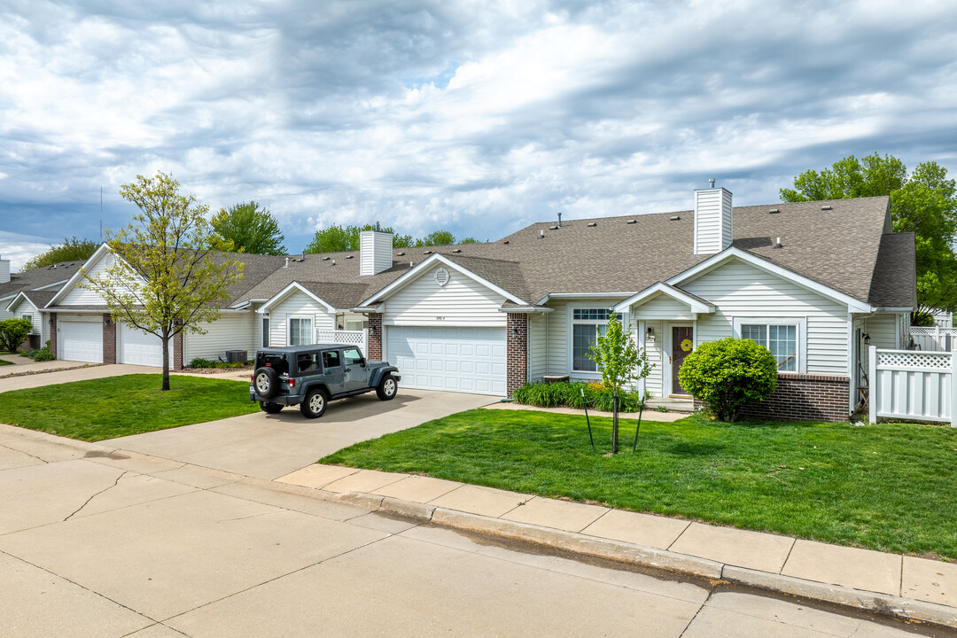 Longview Court in Johnston, IA - Building Photo