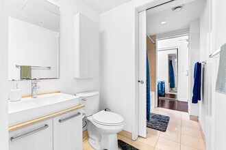 19 York St, Unit SI ID1337876P in Toronto, ON - Building Photo - Building Photo