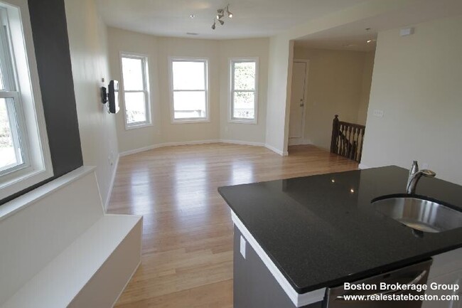 110 Chester St, Unit 3 in Boston, MA - Building Photo - Building Photo