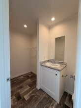 251 Old Country Rd in Eastport, NY - Foto de edificio - Building Photo