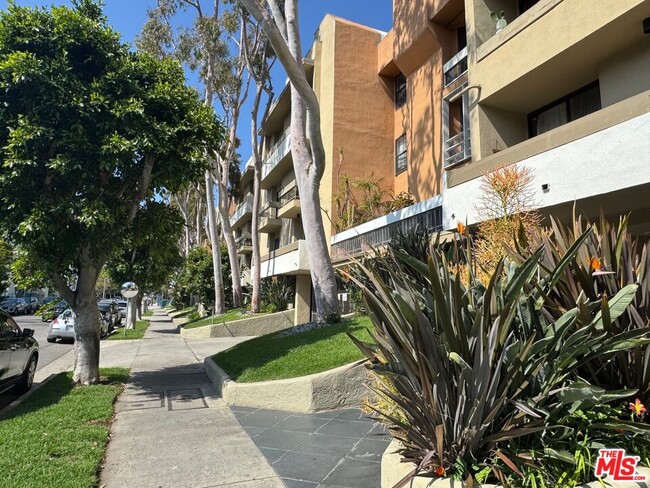 740 Kings Rd in Los Angeles, CA - Building Photo - Building Photo