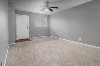 Lawnwood Apartments in San Antonio, TX - Foto de edificio - Building Photo