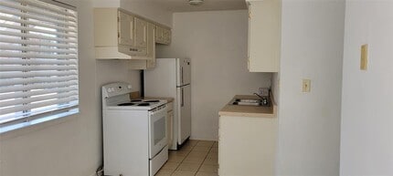 530 W Hopkins St in San Marcos, TX - Building Photo - Building Photo