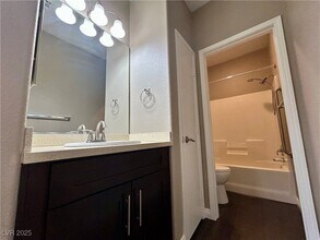 6706 Black Oil Dr in Las Vegas, NV - Foto de edificio - Building Photo