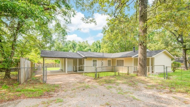 804 Chickasaw Dr in Montgomery, TX - Building Photo - Building Photo