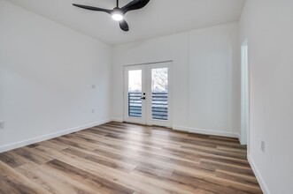 1475 McKee St in Dallas, TX - Building Photo - Interior Photo