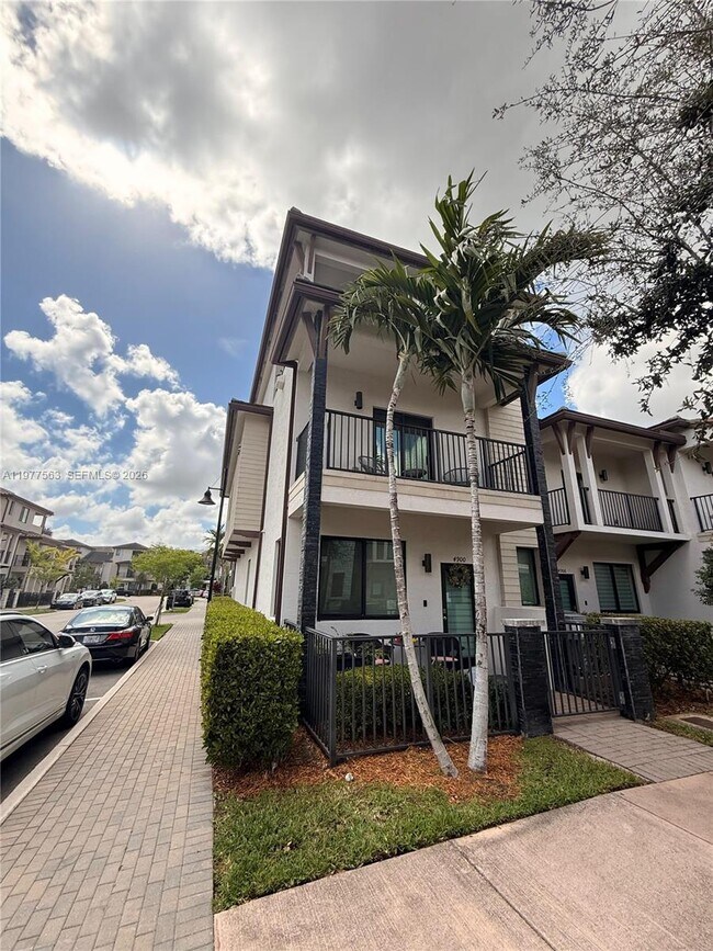 4900 NW 83rd Path in Doral, FL - Building Photo - Building Photo