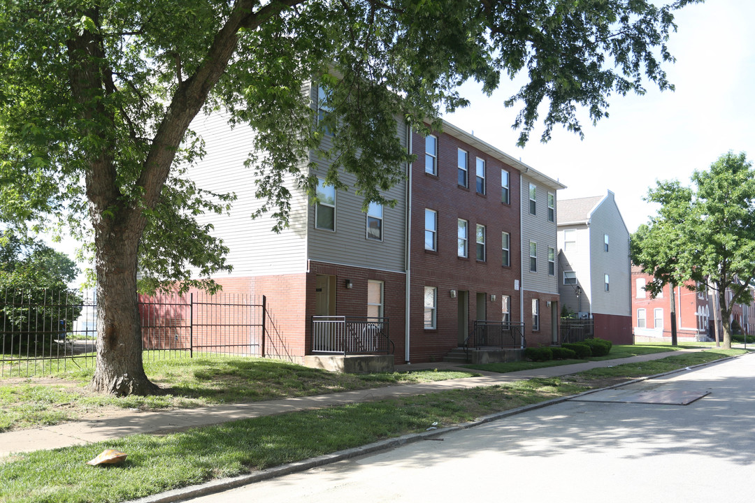 College Hill Apartments in St. Louis, MO - Building Photo