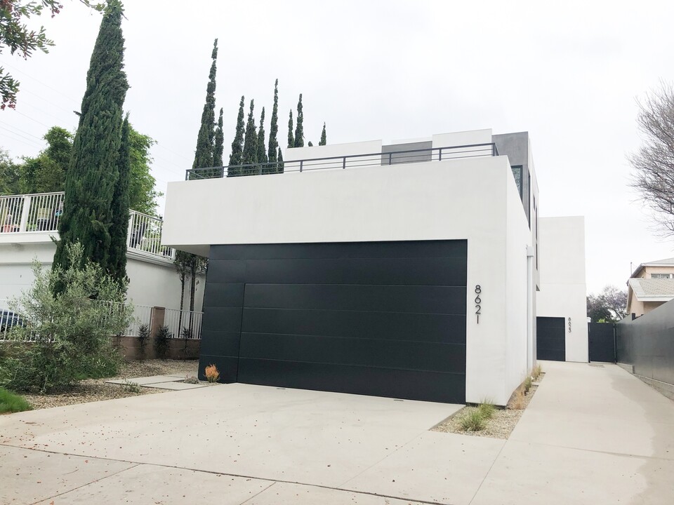 8621 Higuera St in Culver City, CA - Building Photo