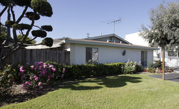 Le Chateau Apartments in Anaheim, CA - Building Photo - Building Photo