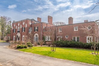 393 Oyster Bay Road in Mill Neck, NY - Building Photo - Building Photo