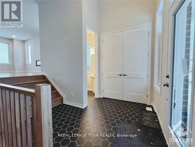 722 Vennecy Ter in Ottawa, ON - Building Photo - Building Photo
