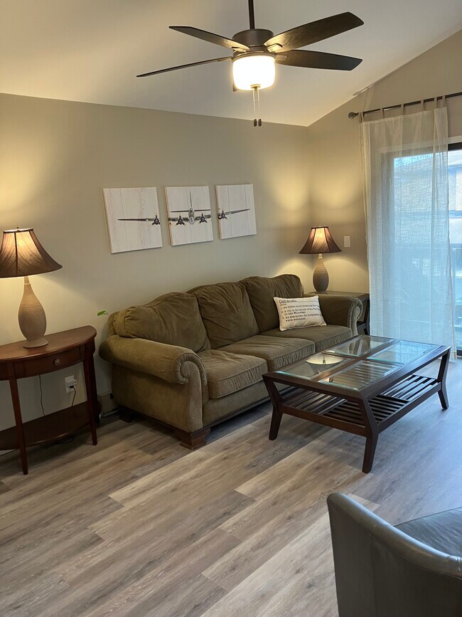 1351 W 18th Ave, Unit Wittman Place in Oshkosh, WI - Foto de edificio - Building Photo