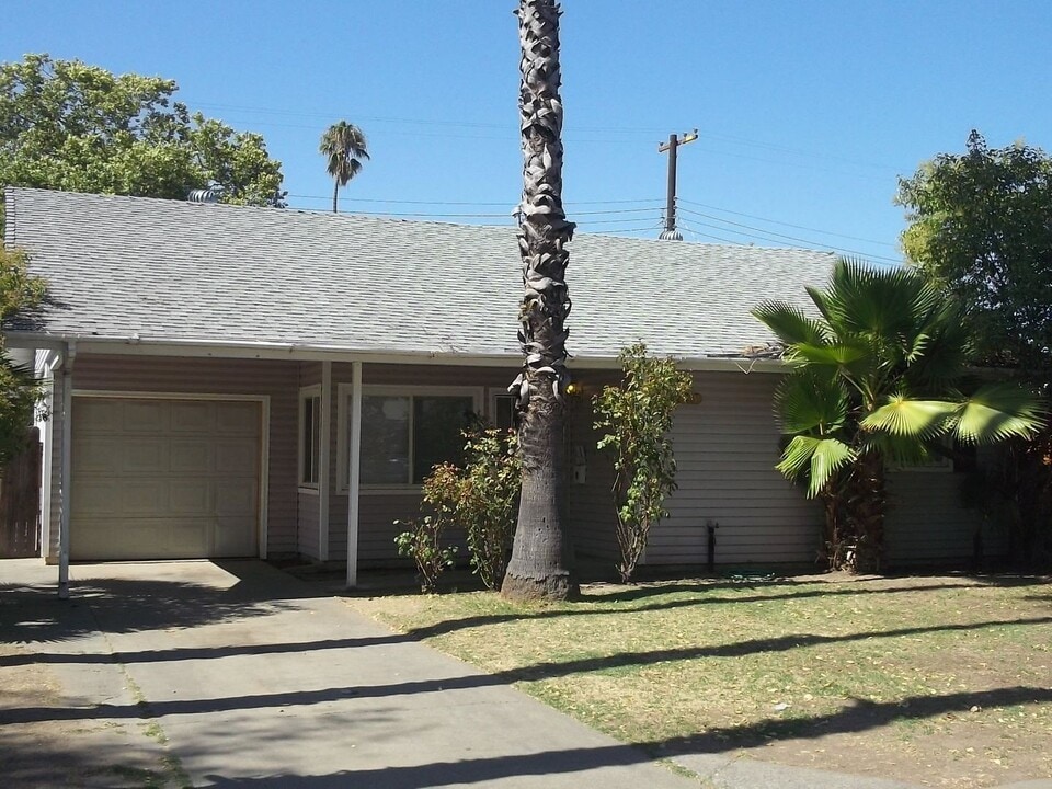273 Redondo Ave in Sacramento, CA - Building Photo
