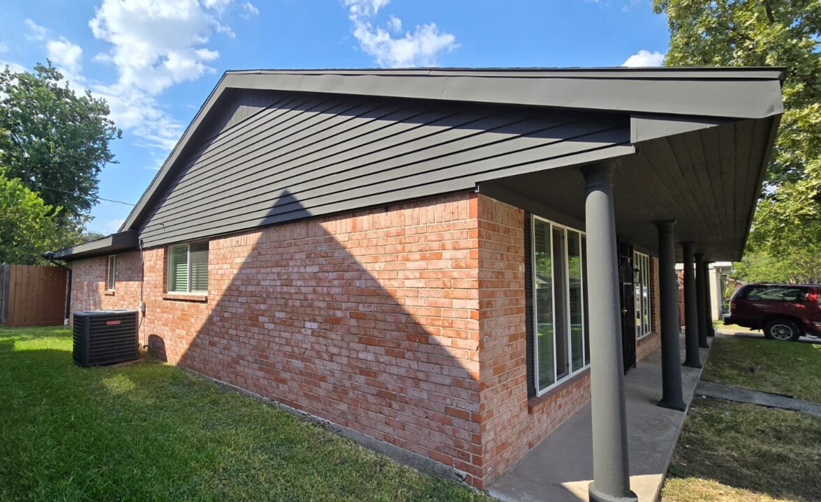 11742 N Little John Cir in Houston, TX - Building Photo