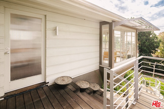 4217 Cromwell Ave in Los Angeles, CA - Building Photo - Building Photo