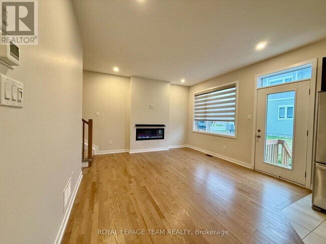 303 Canadensis Ln in Ottawa, ON - Building Photo - Building Photo