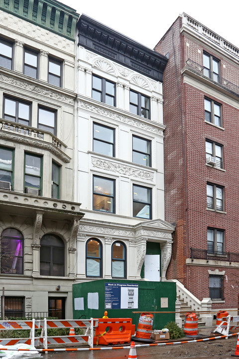 132 W 75th St in New York, NY - Building Photo