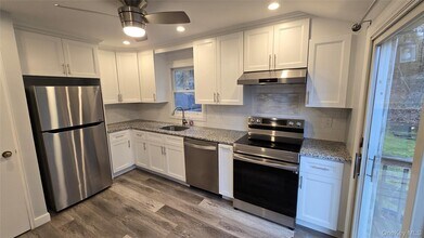 1 Elvira Ct in Huntington, NY - Building Photo - Building Photo