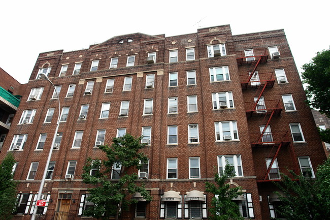 Co-Op Apartment Building in Flushing, NY - Building Photo - Building Photo