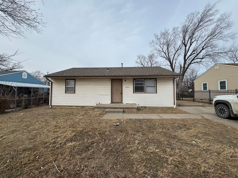 2437 N Estelle Ave in Wichita, KS - Building Photo