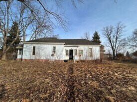 112 W Winans St in Chestnut, IL - Building Photo