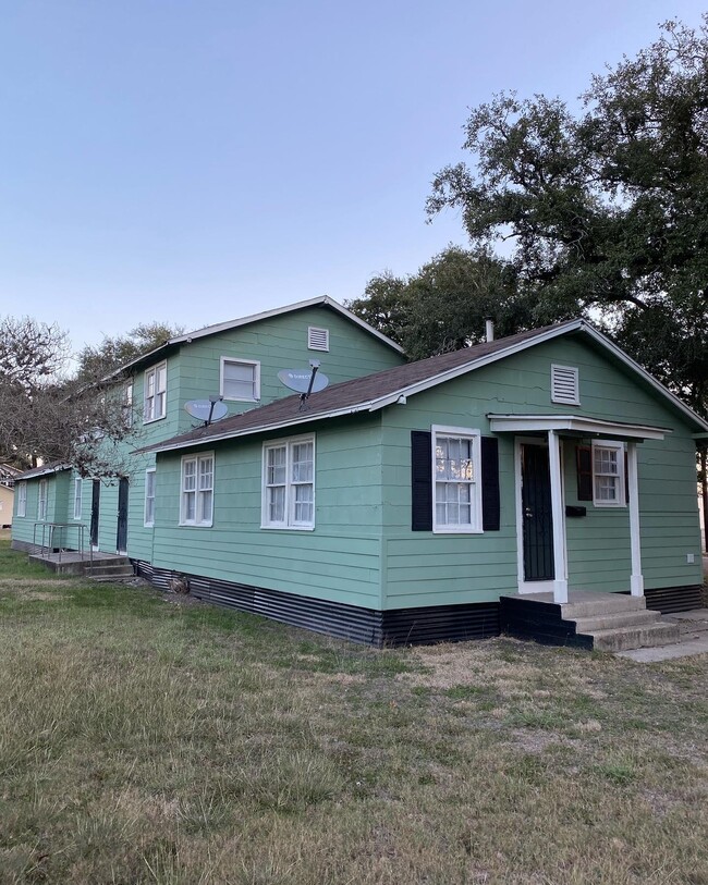 2303 N Louis St in Victoria, TX - Building Photo - Building Photo