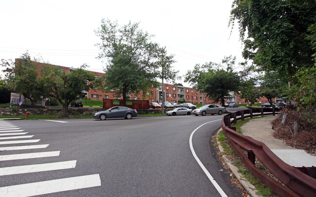 Benton Court Apartments photo'