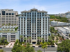 515 Valencia Ave in Coral Gables, FL - Foto de edificio - Building Photo