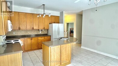 1076 Broughton Ln in Newmarket, ON - Building Photo - Building Photo