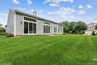 2 Pondview in Smithtown, NY - Foto de edificio - Building Photo